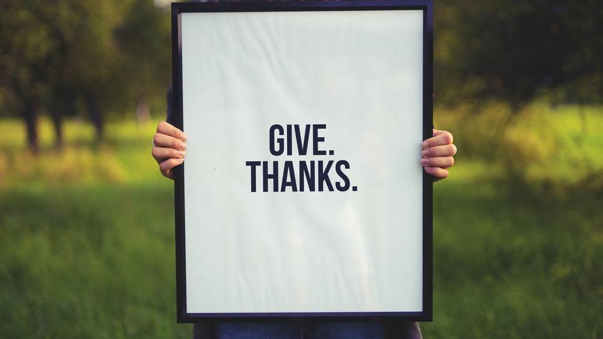 La gratitud es una actitud de vida. Cuando agradeces, reconoces que tu existencia está llena de bendiciones. Dar las gracias (Give Thanks) es una excelente actitud ante la vida.
