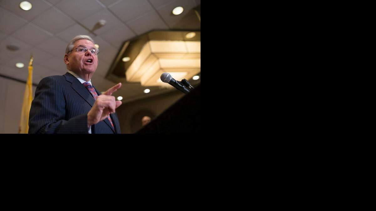 
El senador Bob Menéndez, demócrata por Nueva Jersey, habla el pasado 6 de marzo con reporteros en la ciudad de Newark. Se espera que el Departamento de Justicia presente una acusación contra Menéndez.
