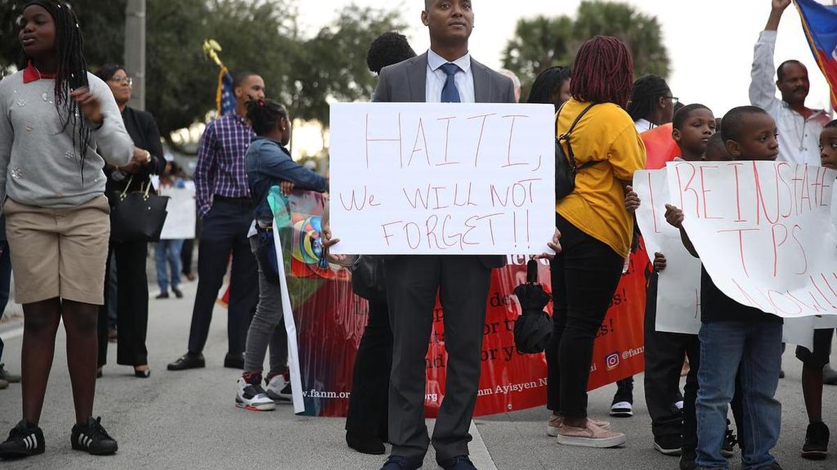 Manifestantes condenan en Miami, el 12 de enero, las palabras del presidente Donald Trump sobre Haití y varios países africanos.