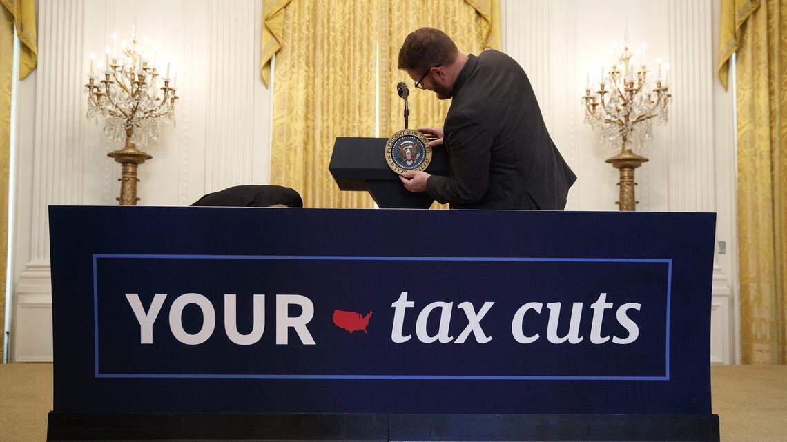 Según Alfredo Ortiz, los recortes de impuestos incluyeron numerosas provisiones que ayudan específicamente a los empresarios. En la foto, un empleado prepara el podio desde donde el presidente Donald Trump hablará de las reducciones impositivas, el 29 de junio de 2018.