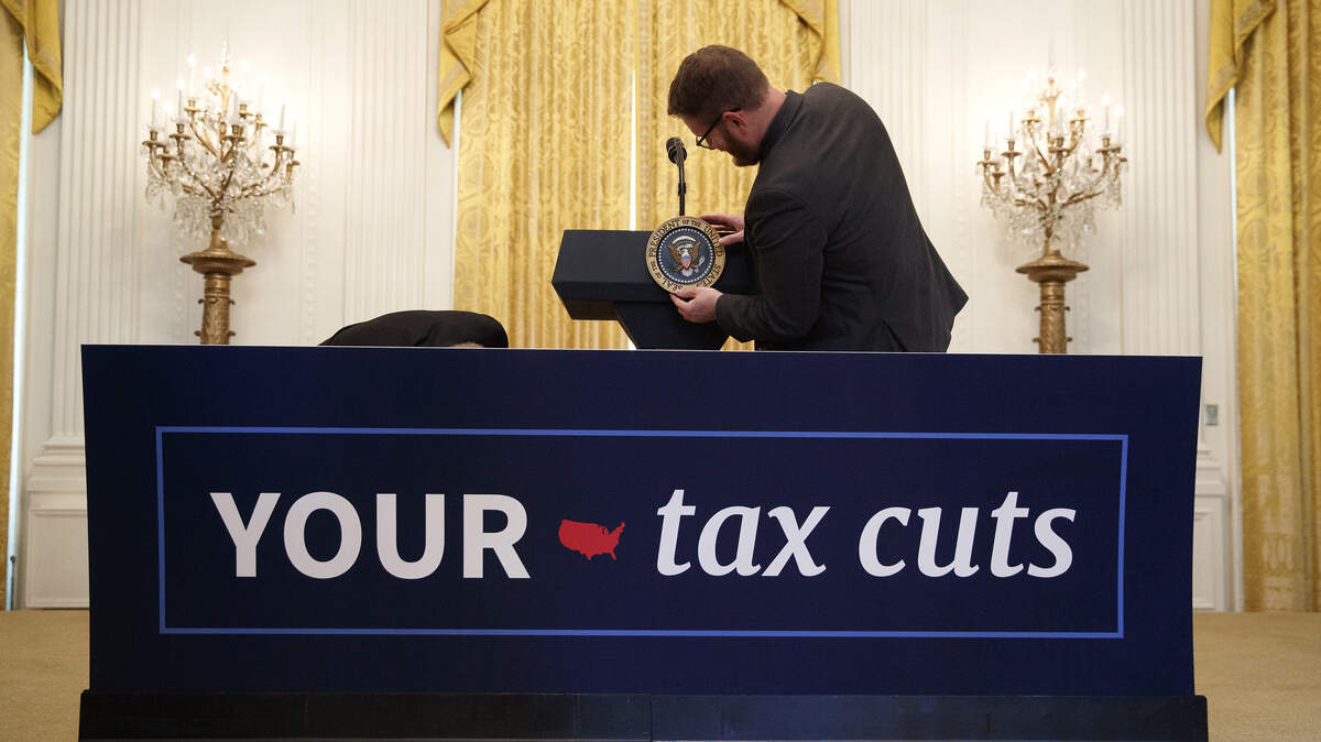 Según Alfredo Ortiz, los recortes de impuestos incluyeron numerosas provisiones que ayudan específicamente a los empresarios. En la foto, un empleado prepara el podio desde donde el presidente Donald Trump hablará de las reducciones impositivas, el 29 de junio de 2018.