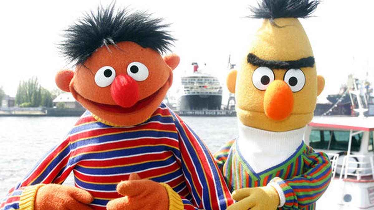 Ernie y Bert del popular programa de niños “Plaza Sésamo” (Sesame Street).