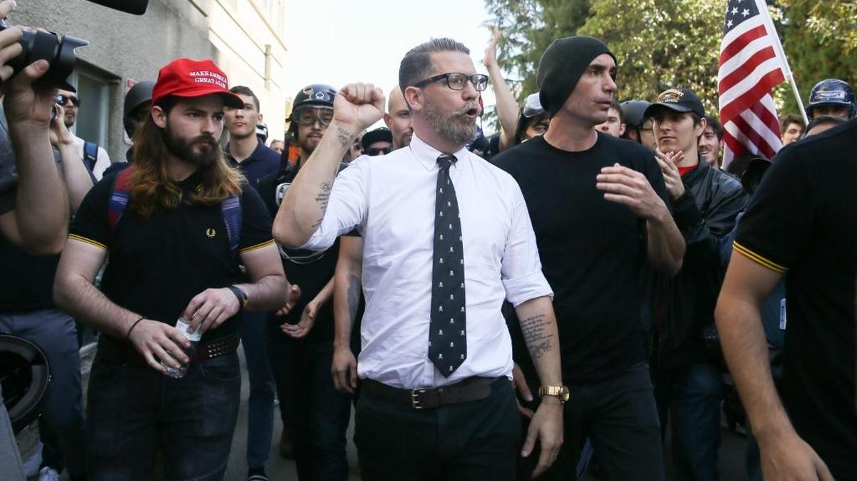 Activistas de derecha protestan el 27 de abril en el parque y centro cívico Martin Luther King Jr., en Berkeley, California, por la cancelación de un discurso de la comentarista conservadora Ann Coulter en la Universidad de Berkeley.