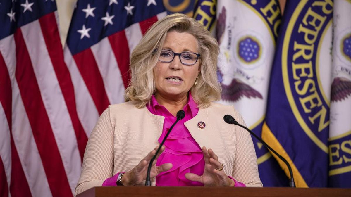 La representante Liz Cheney (R-WY), una de los 10 republicanos de la Cámara de Representantes que votaron para acusar a Donald Trump, se ha vuelto cada vez más aislada en su partido por sus repetidas críticas al ex presidente.