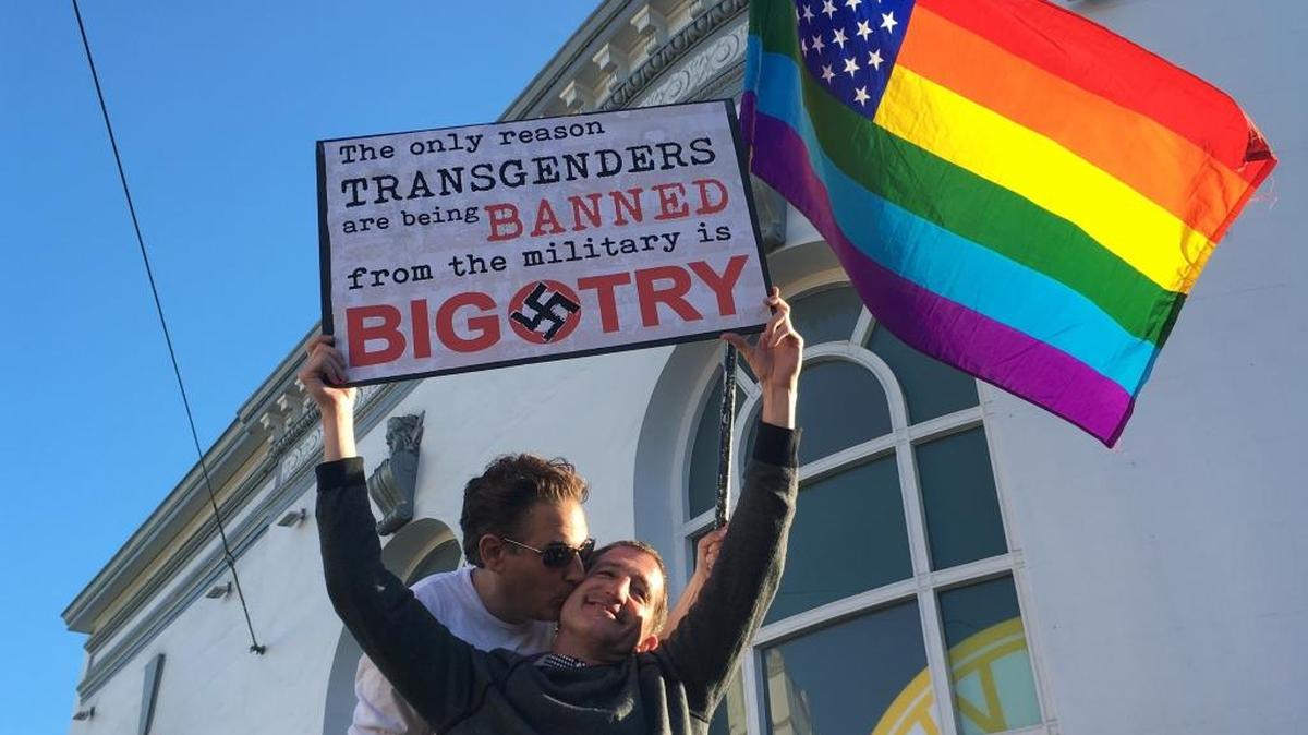Nick Rondoletto, y Doug Thorogood, un pareja de San Francisco, protestan contra la propuesta de prohibir a transexuales como miembros del ejército, el 26 de julio.