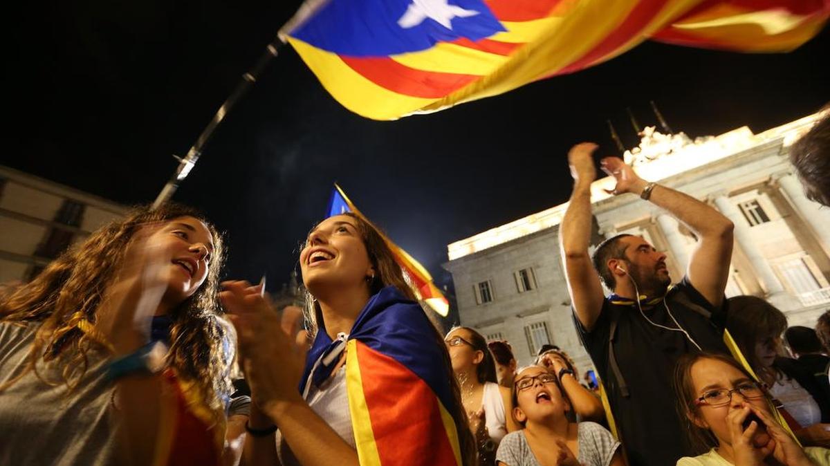 Una multitud se manifiesta en Barcelona a favor de la independencia de Cataluña después de un discurso del presidente de la Generalitat, Carles Puigdemont, el 21 de octubre.