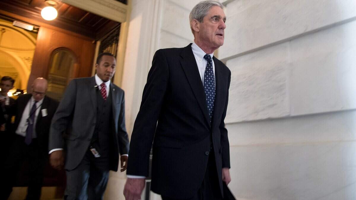 El ex director del FBI, Robert Mueller, fiscal especial para la investigación de la  interferencia rusa en las elecciones de EEUU, sale del Capitolio tras participar en una audiencia del Comité Judicial del Senado, el 21 de junio de 2017.