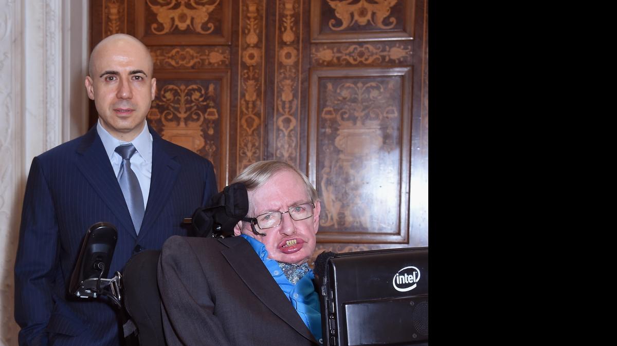 
El empresario ruso Yuri Milner (izq.) y el físico inglés Stephen Hawking investigarán la existencia de vida extraterrestre.
