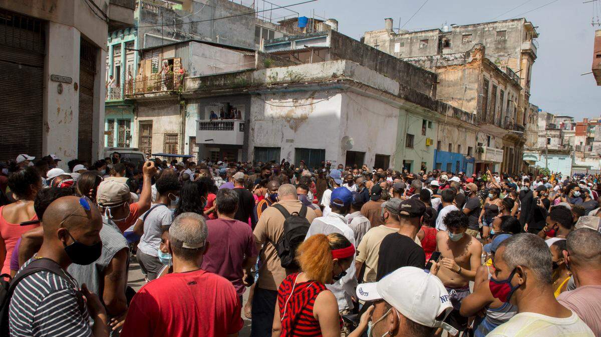 Una multitud protesta contra el régimen cubano el domingo 11 de julio de 2021, en La Habana, Cuba. (AP Foto/Ismael Francisco)