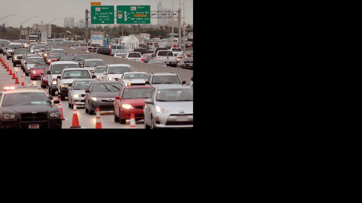 
Un accidente causa un embotellamiento en la autopista 836, a la altura de la avenida 57. Los puntos donde se cobran peajes han aumentado en la 836.
