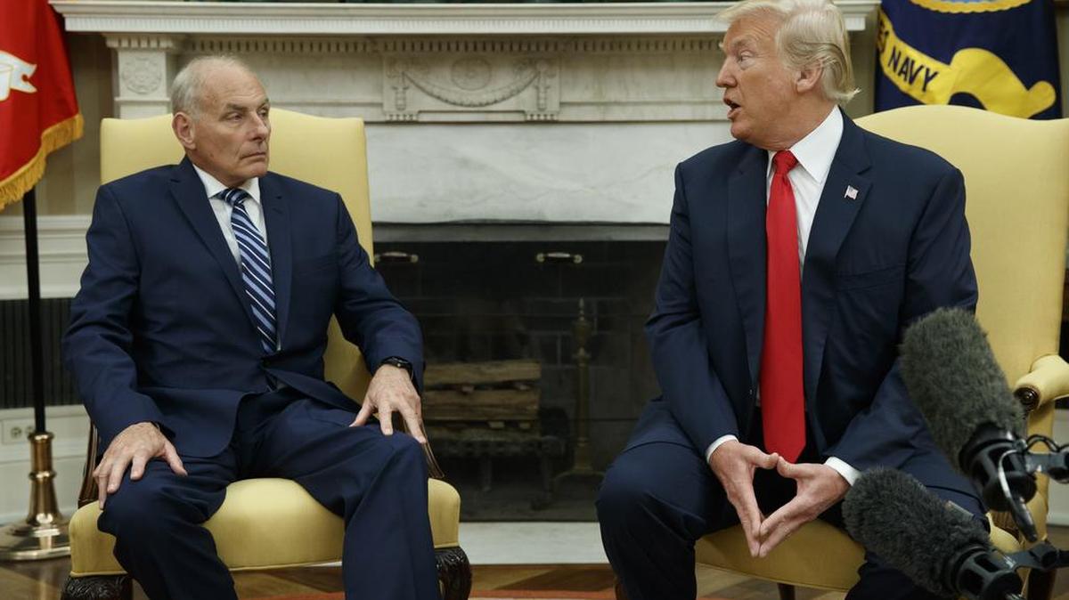 El presidente Donald Trump (der.) habla con el nuevo jefe de despacho de la Casa Blanca, John Kelly, después de una ceremonia privada de juramentación del cargo en la Oficina Oval, este lunes.