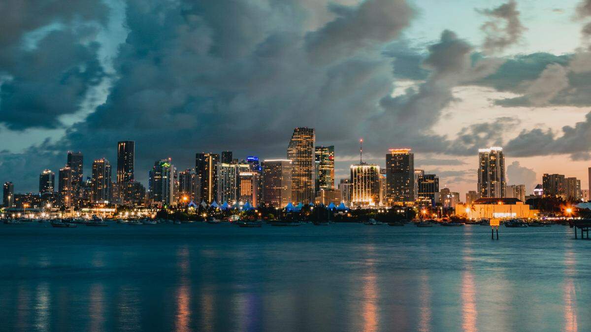 El costo de la vivienda en el Condado Miami-Dade sigue subiendo y ya es hora de hacer cambios importantes de ayuda condal para que los compradores tenga acceso a casas asequibles. 