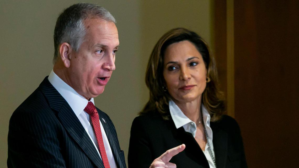 Los congresistas republicanos de la Florida, Mario Díaz-Balart y María Elvira Salazar, realizan una conferencia de prensa sobre el Programa de Permiso de Reunificación Familiar Cubano en el Aeropuerto Internacional de Miami, Florida, el lunes 19 de abril de 2021.