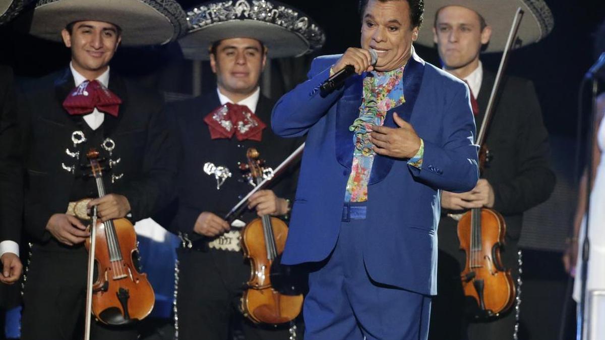 El legendario cantante mexicano Juan Gabriel interpreta una melodía en los premios Latin Billboards en Coral Gables, el 28 de abril. El ídolo musical falleció el domingo pasado, a los 66 años.