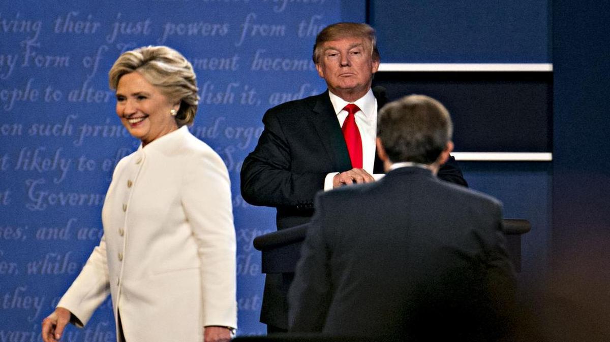 La candidata demócrata Hillary Clinton sale del último debate con su rival republicano Donald Trump, el 19 de octubre en Las Vegas.