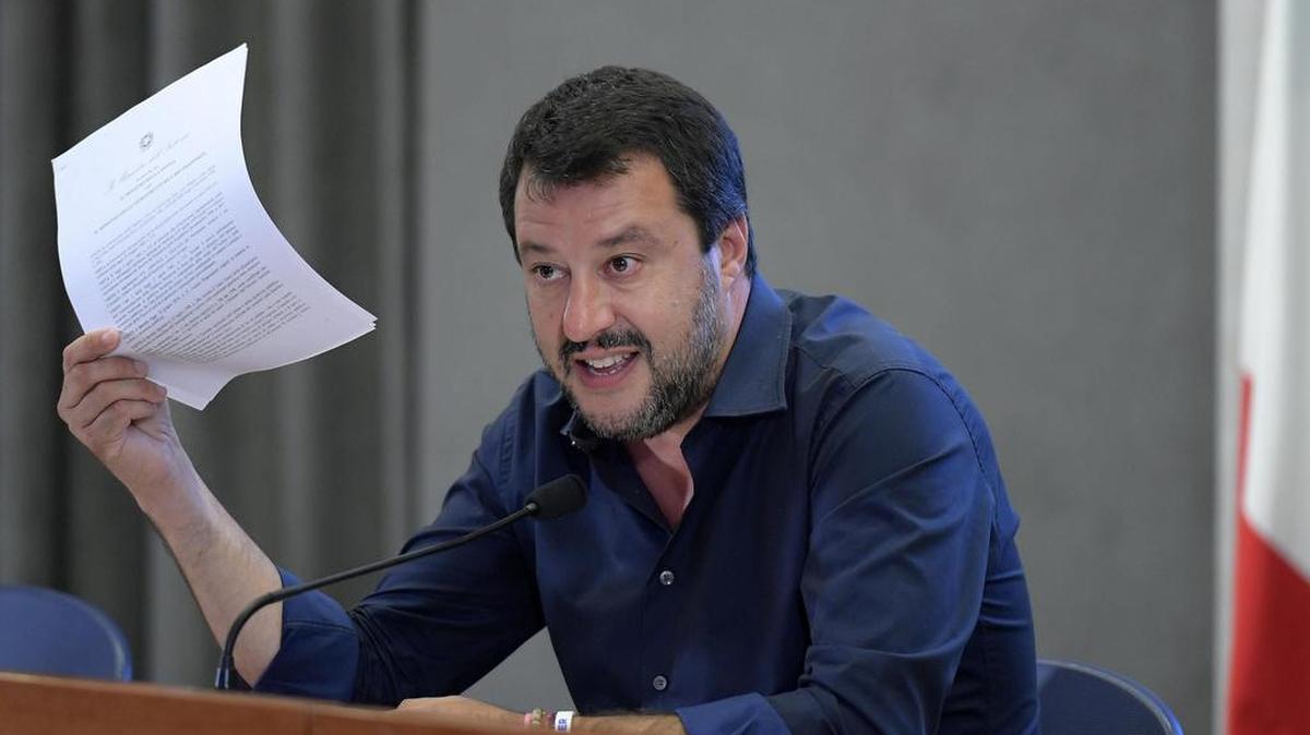 El viceprimer ministro y ministro de Interior de Italia, Matteo Salvini, es el nuevo caudillo de una Italia que baila cada vez más al son de sus arengas neofascistas en nombre de “la seguridad que necesitan los ciudadanos, escribe Rosa Townsend.