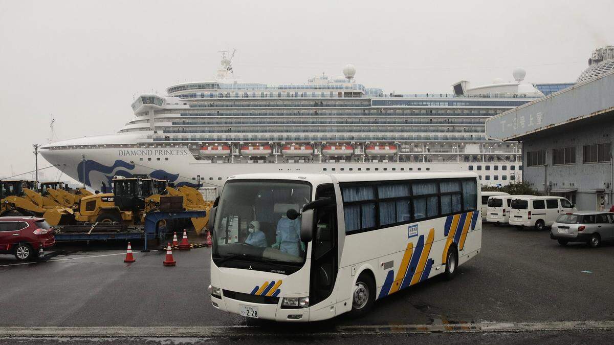 Un bus con pasajeros del crucero Diamond Princess en donde hubo un brote de coronavirus abandona el puerto en Yokohama, Japón, el 16 de febrero de 2020. Este crucero fue el uno de los primeros en acaparar la atención mundial por el impacto del COVID-19.