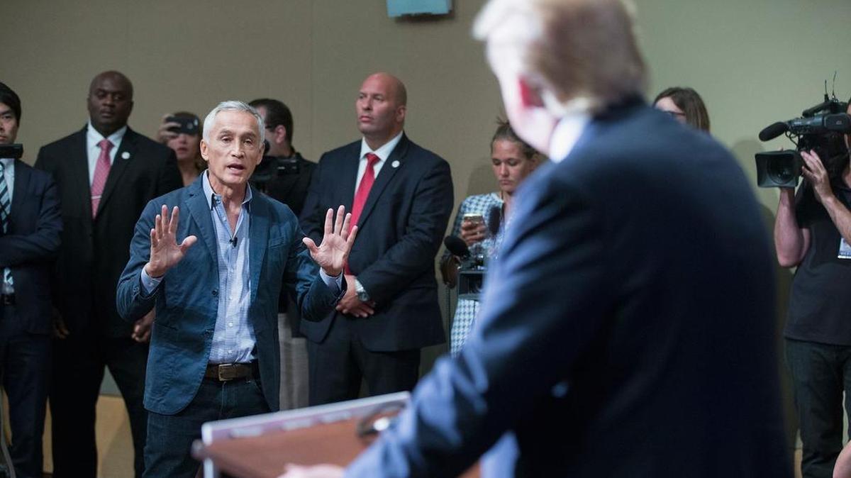 El enfrentamiento entre el entonces candidato a la presidencia, Donald Trump, y el periodista Jorge Ramos, el 25 de agosto de 2015, en Dubuque, Iowa. 