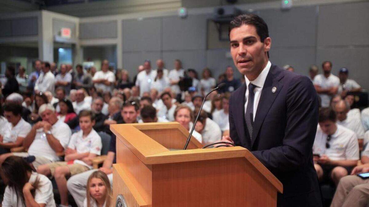 El alcalde de Miami, Francis Suárez, durante una reunión de la comisión de la ciudad el 10 de mayo de 2018.