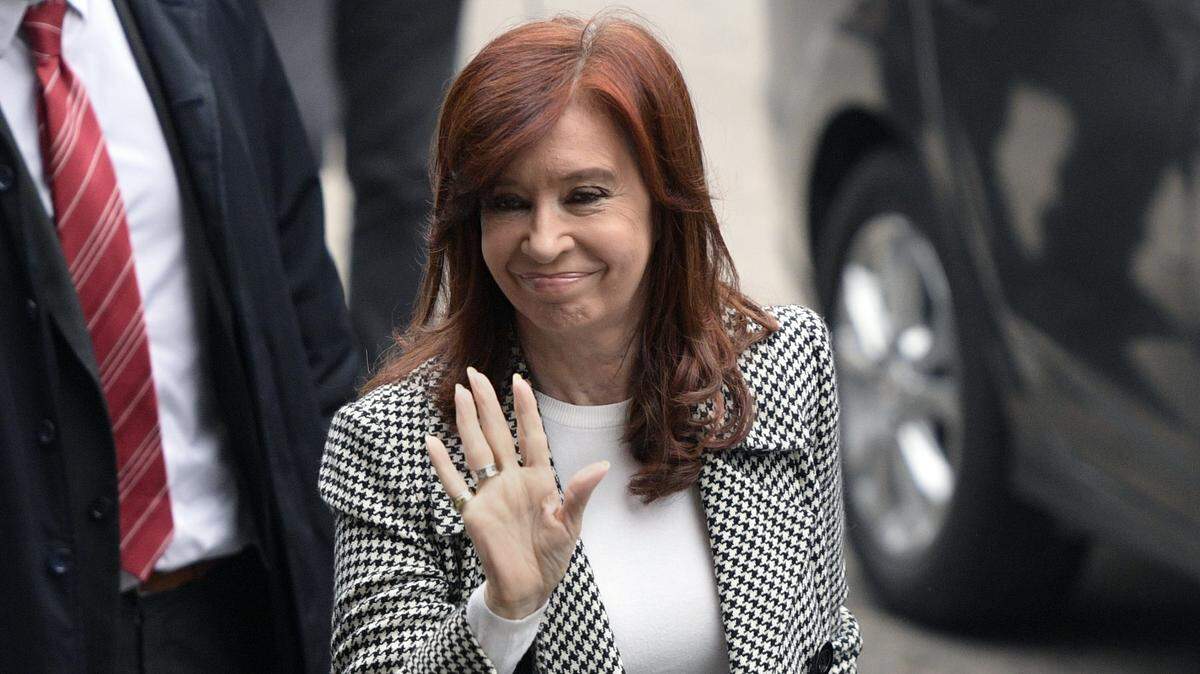 La ex presidenta argentina y ahora senadora Cristina Fernández de Kirchner llega a un tribunal para asistir a una segunda audiencia por un caso de corrupción en su contra, el lunes, 27 de mayo, en Buenos Aires.