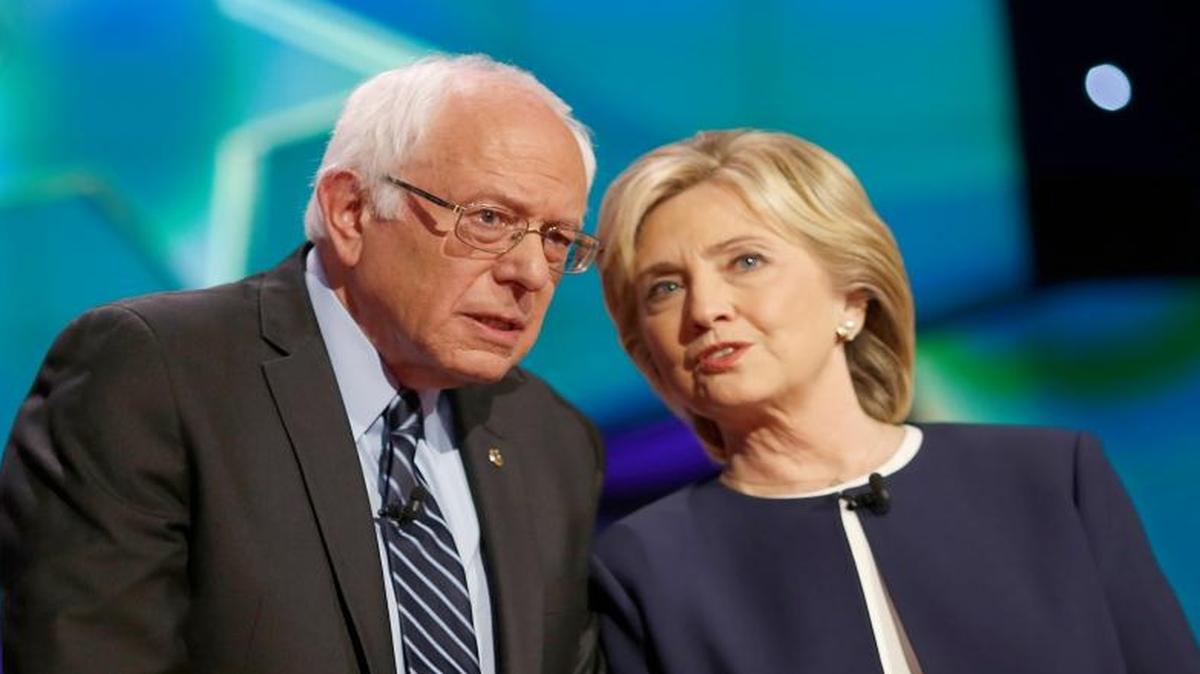 
Los aspirantes a la candidatura presidencial por el partido Demócrata, Bernie Sanders y Hillary Clinton, conversan antes que empezara el debate.

