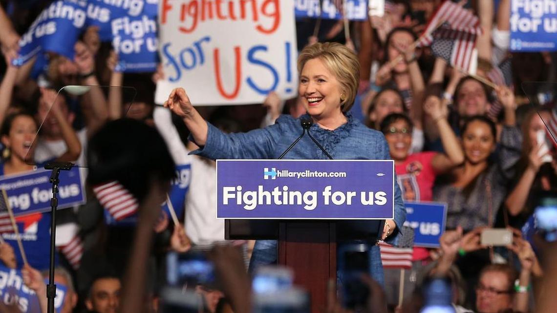 La candidata presidencial demócrata Hillary Clinton habla con sus partidarios en West Palm Beach, después de ganar las primarias de la Florida en la contienda con el senador Bernie Sanders.
