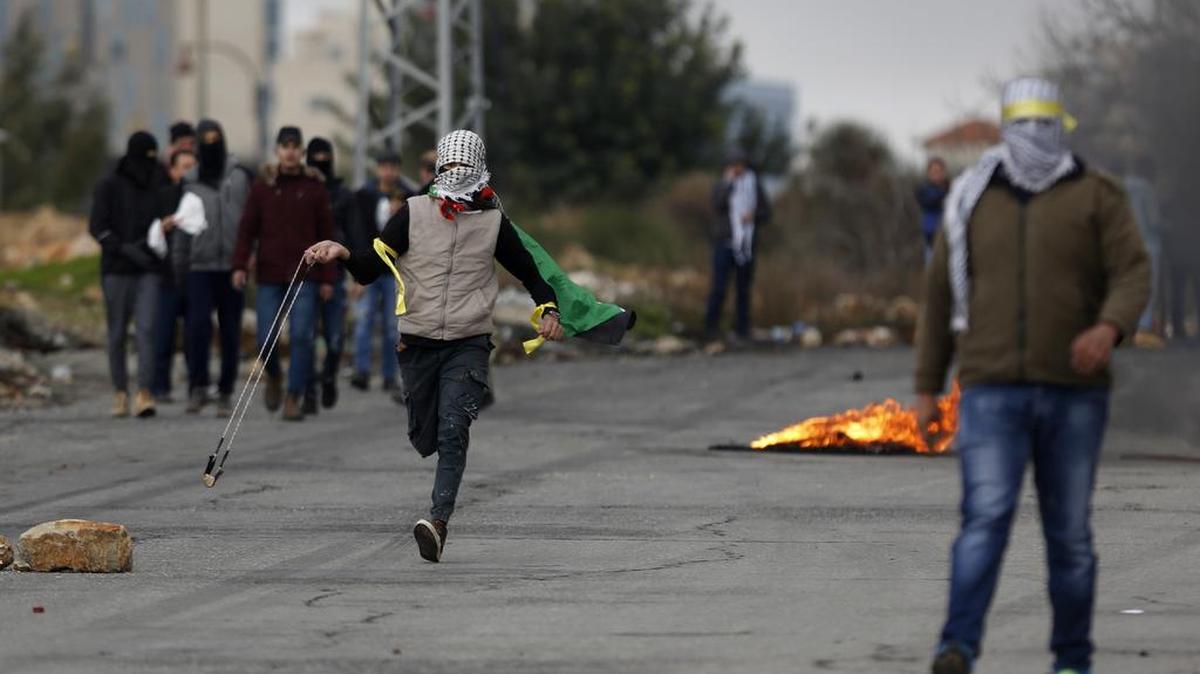 Manifestantes palestinos chocan con soldados israelíes en una protesta en la ciudad cisjordana de Ramallah, el 23 de enero.