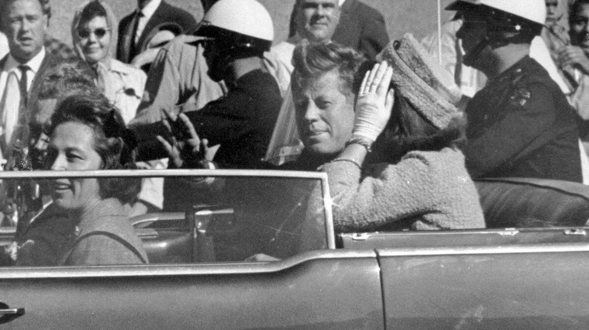 El presidente John F. Kennedy junto a su esposa, la primera dama Jacqueline Kennedy, se dirigen en la caravana presidencial en Dallas, Texas, el 22 de noviembre de 1963. Kennedy sería asesinado ese día.
