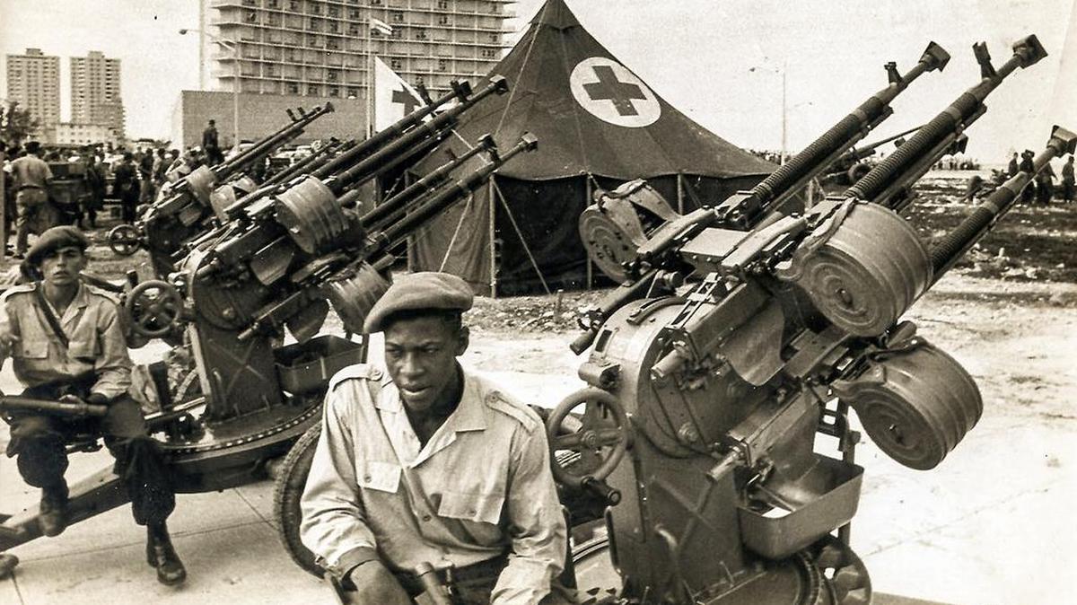 Milicianos cubanos en un puesto antiaéreo en el Malecón de La Habana, durante la Crisis de los Misiles, en 1962.