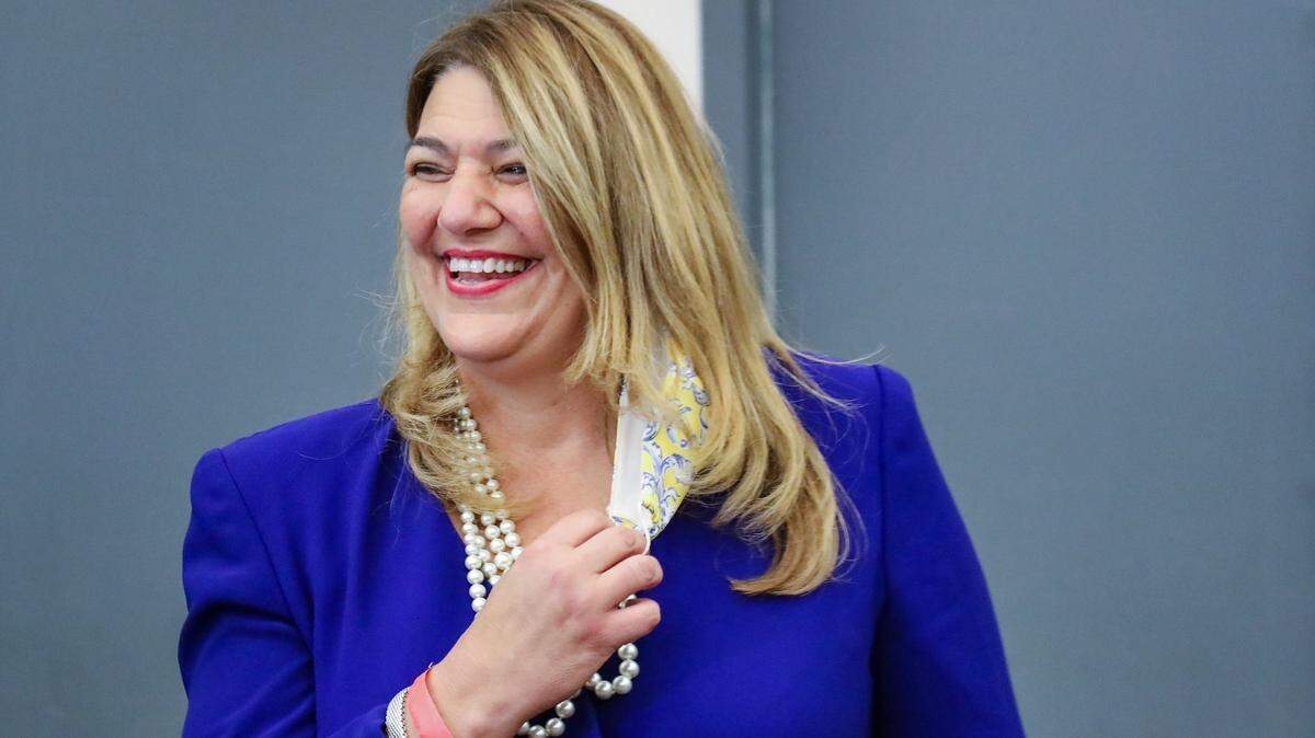 Madeline Pumariega sonríe después de ser seleccionada presidenta del Miami Dade College, el martes 17 de noviembre de 2020.