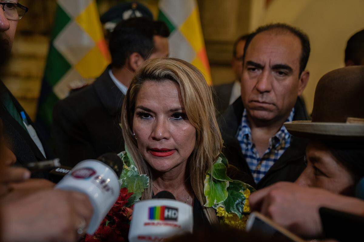 Jeanine Áñez, presidenta interina de Bolivia, es entrevistada después de juramentar a los miembros de su Gabinete, el miércoles 13 de noviembre de 2019, en La Paz.