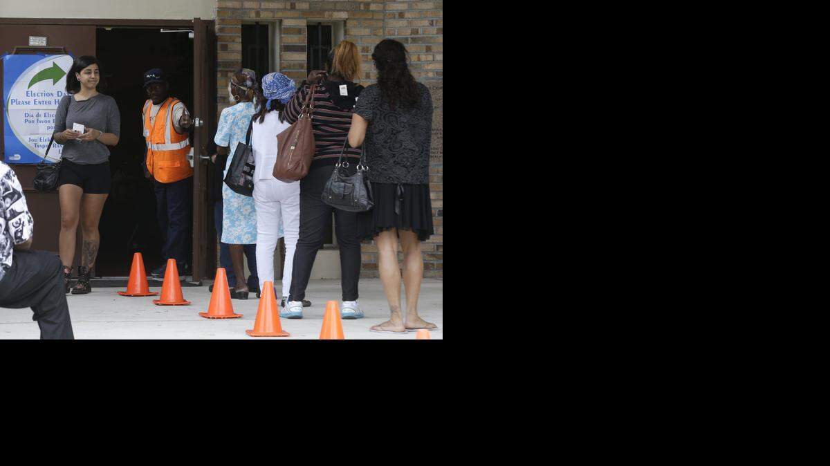 
Varias personas hacen fila en un centro de votación en las elecciones de este martes en Miami.
