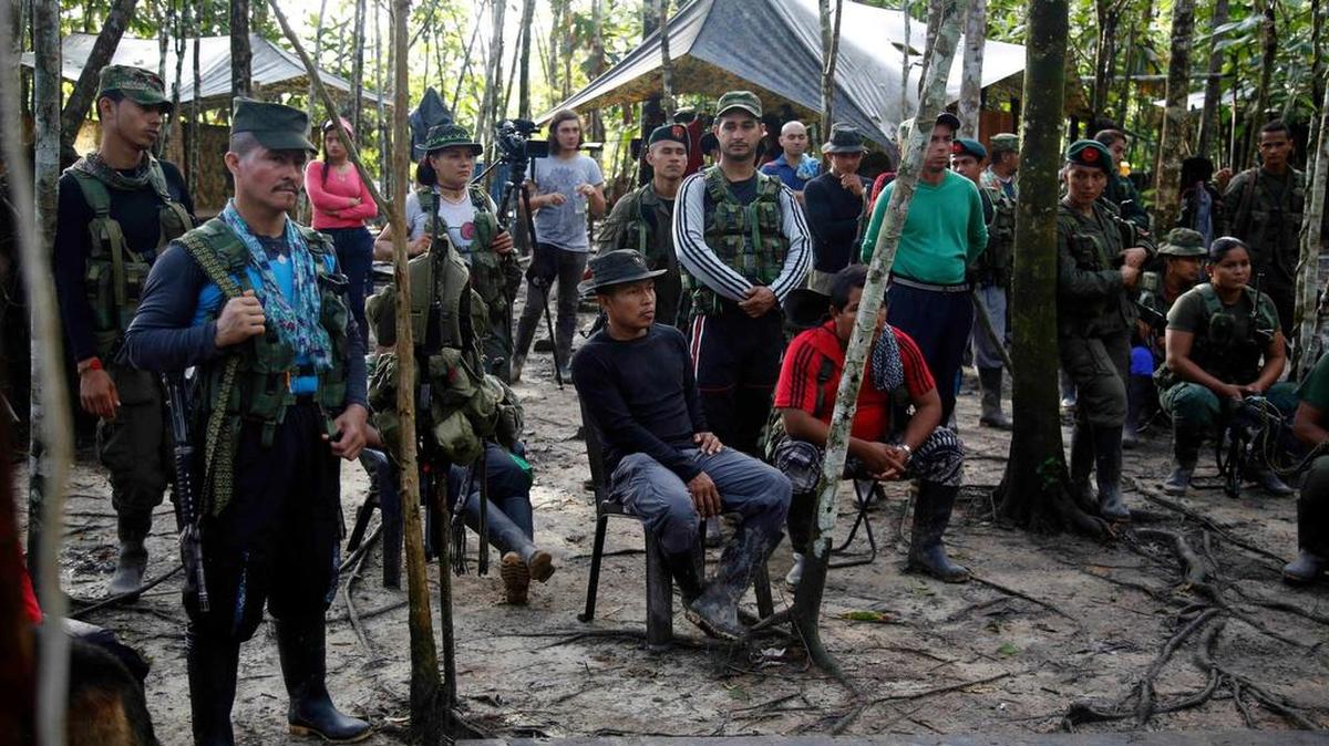 Guerrilleros de las FARC reciben información sobre el proceso de paz en la selva de Putumayo, en Colombia, en agosto del 2016.