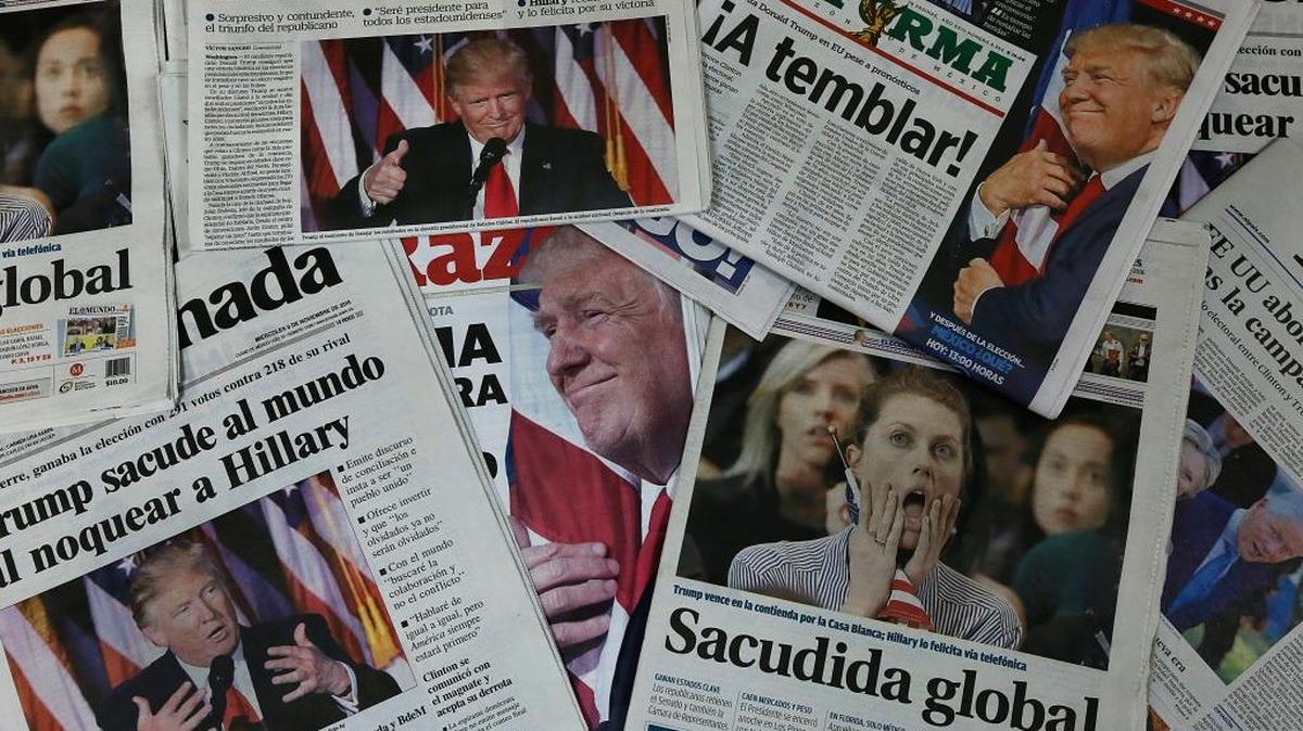 Una serie de periódicos mexicanos anuncian el triunfo electoral de Donald Trump en noviembre del 2016.