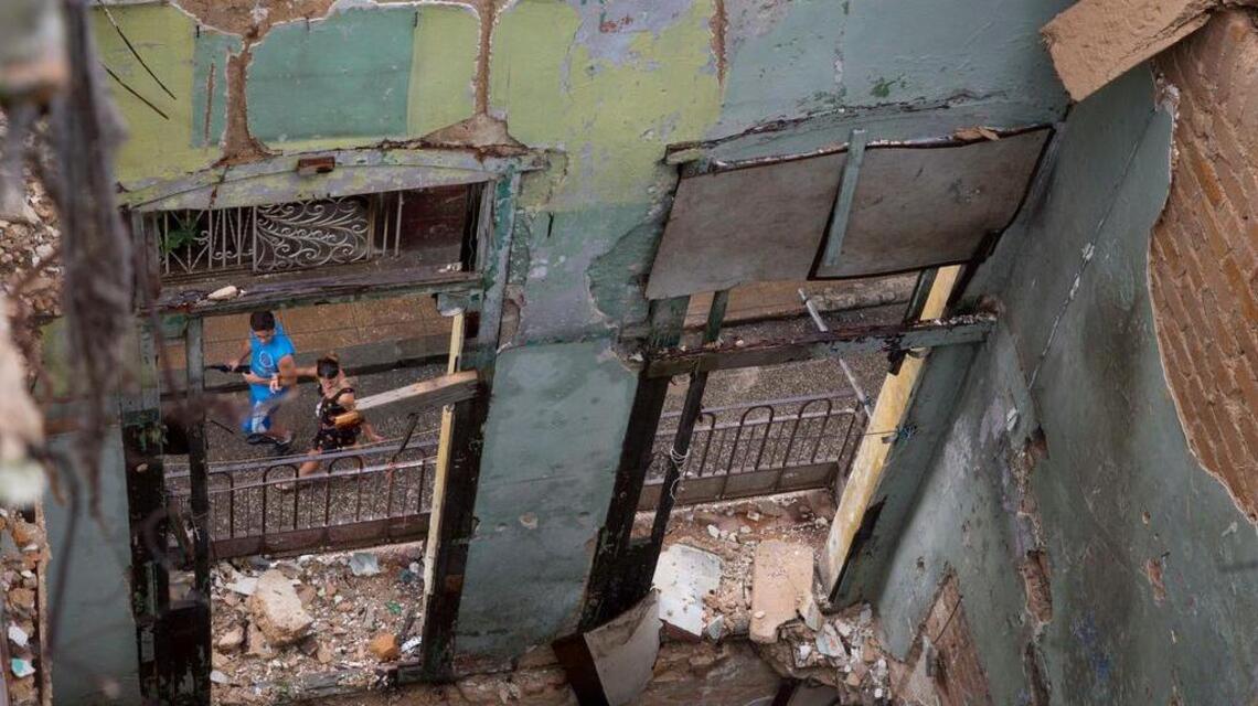 Cuba hecha añicos y la penosa adulación del tirano