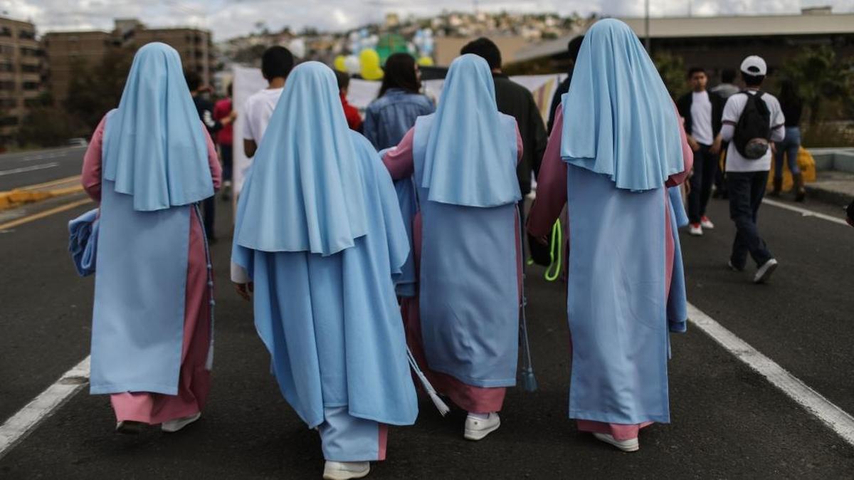 Las monjas son mujeres católicas que, siguiendo la llamada de Dios, se incorporan libremente a la vida religiosa para servir según sus capacidades, escribe Eduardo J. Barrios, S.J.
