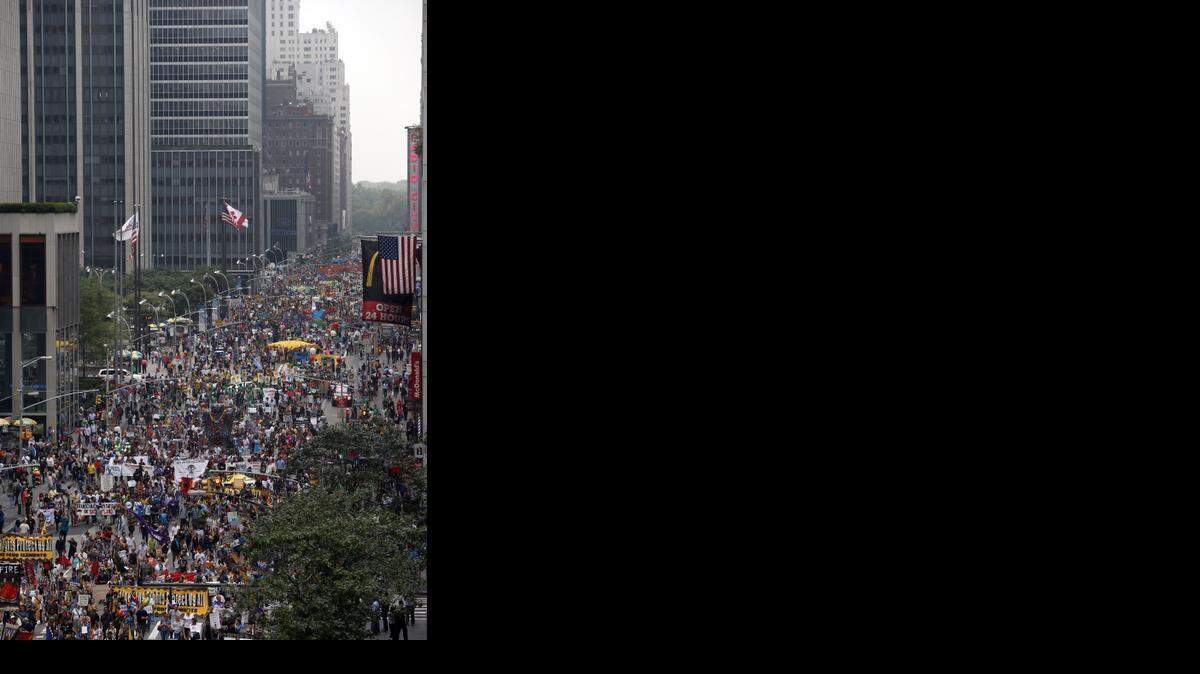 
Miles de personas marchan por la Sexta Avenida de Nueva York el domingo pasado, exigiendo medidas para combatir el cambio climático.
