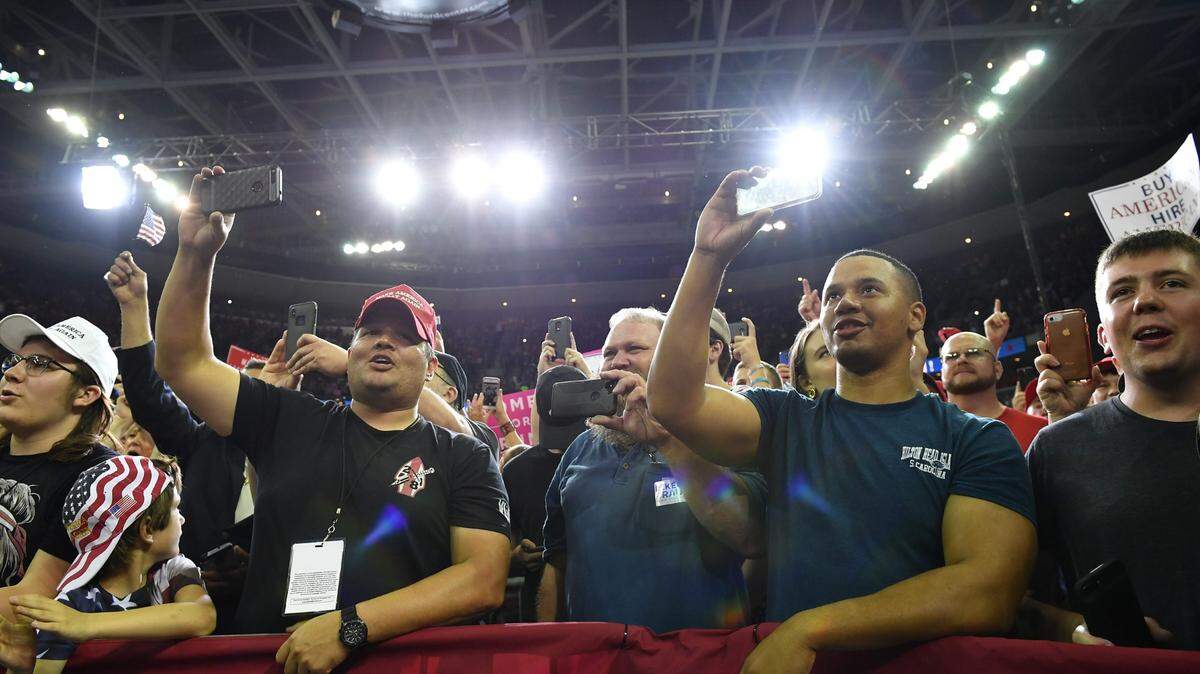 Simpatizantes del presidente Donald Trump asisten a un mitin político el 30 de agosto en Evansville, Indiana. 