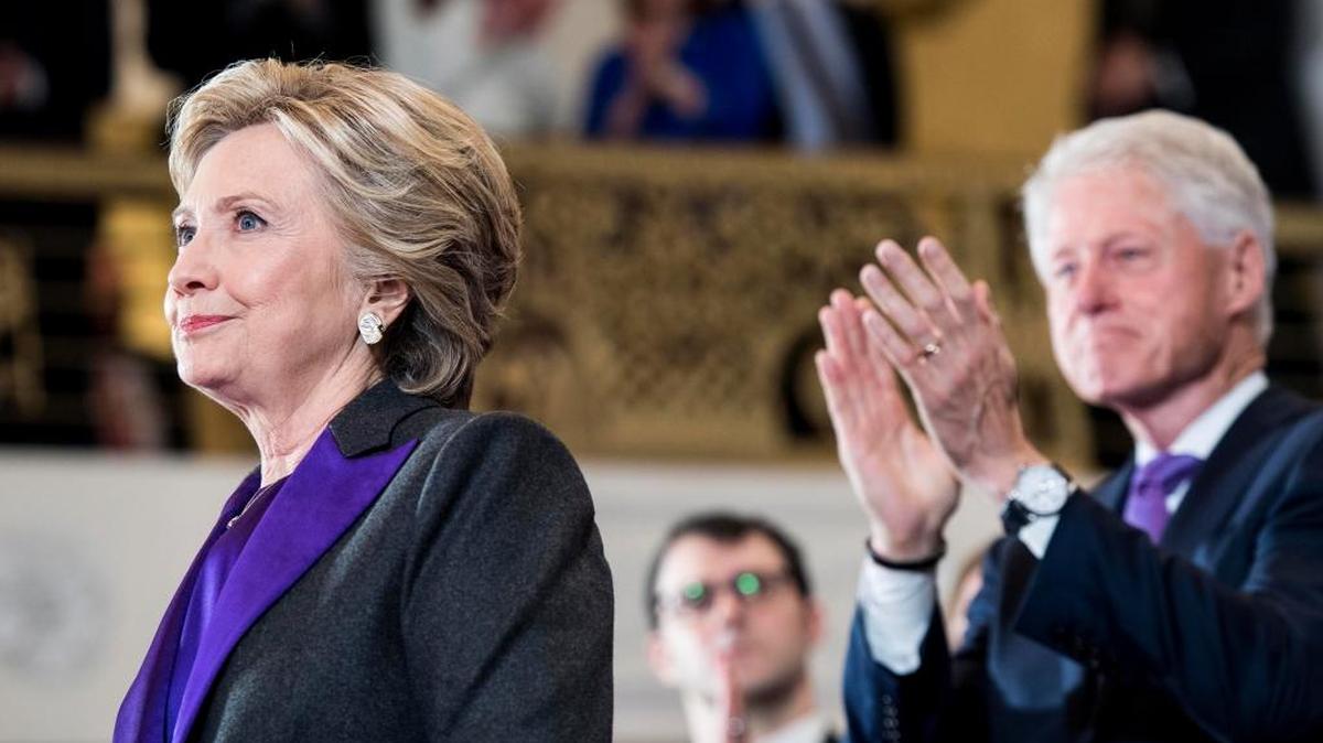 Hillary Clinton ofrece el discurso de concesión después de su derrota, junto a su esposo, Bill Clinton, en Nueva York.