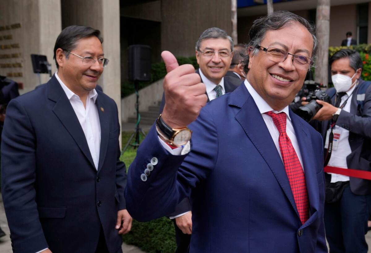 El presidente colombiano Gustavo Petro, a la derecha, levanta el pulgar mientras se une al presidente de Bolivia, Luis Arce, a la izquierda, y al secretario general de la Comunidad Andina, Jorge Pedraza, al centro, para una foto grupal junto con otros presidentes en la Cumbre de la Comunidad Andina en Lima, Perú, el lunes 29 de agosto de 2022. (Foto AP/Martín Mejía)