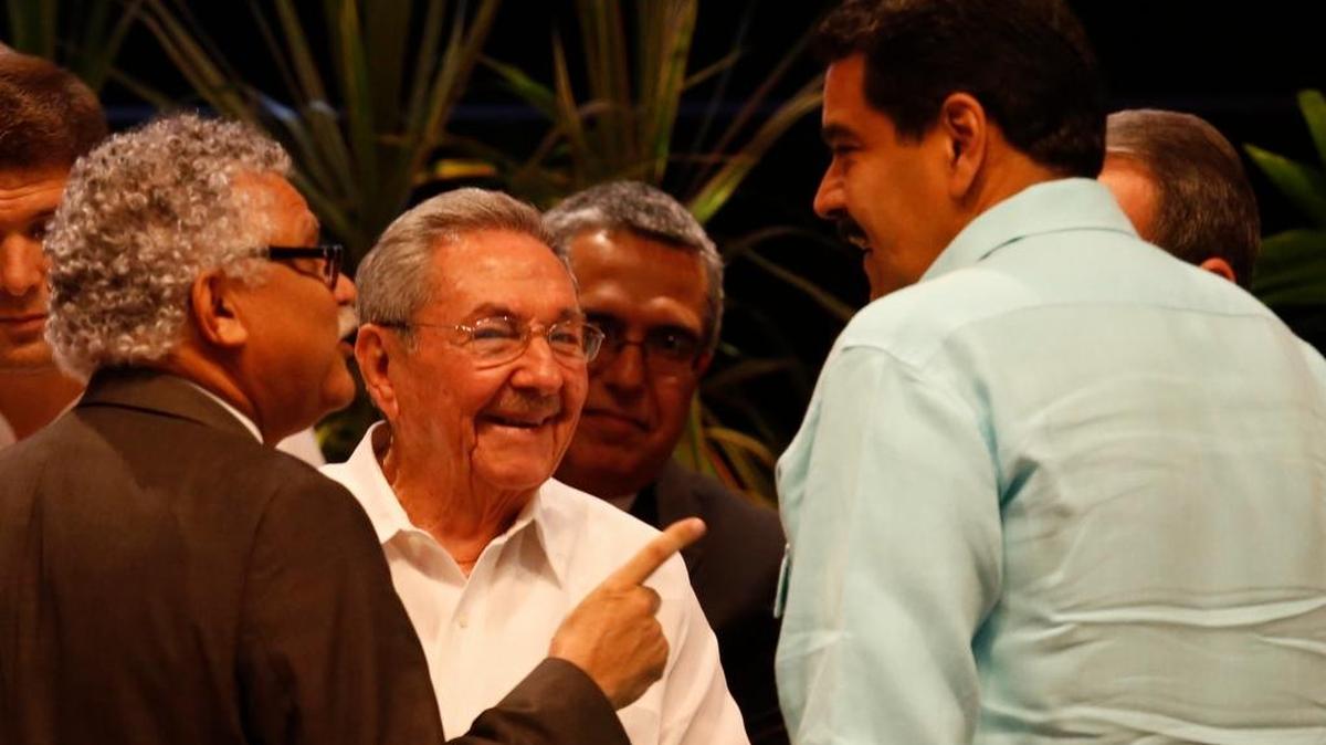 El gobernante cubano Raúl Castro (centro) habla con el gobernante venezolano Nicolás Maduro (der.) y Alfonso Múnera, Secretario General de la Asociación de Estados del Caribe, el 4 de junio en La Habana.