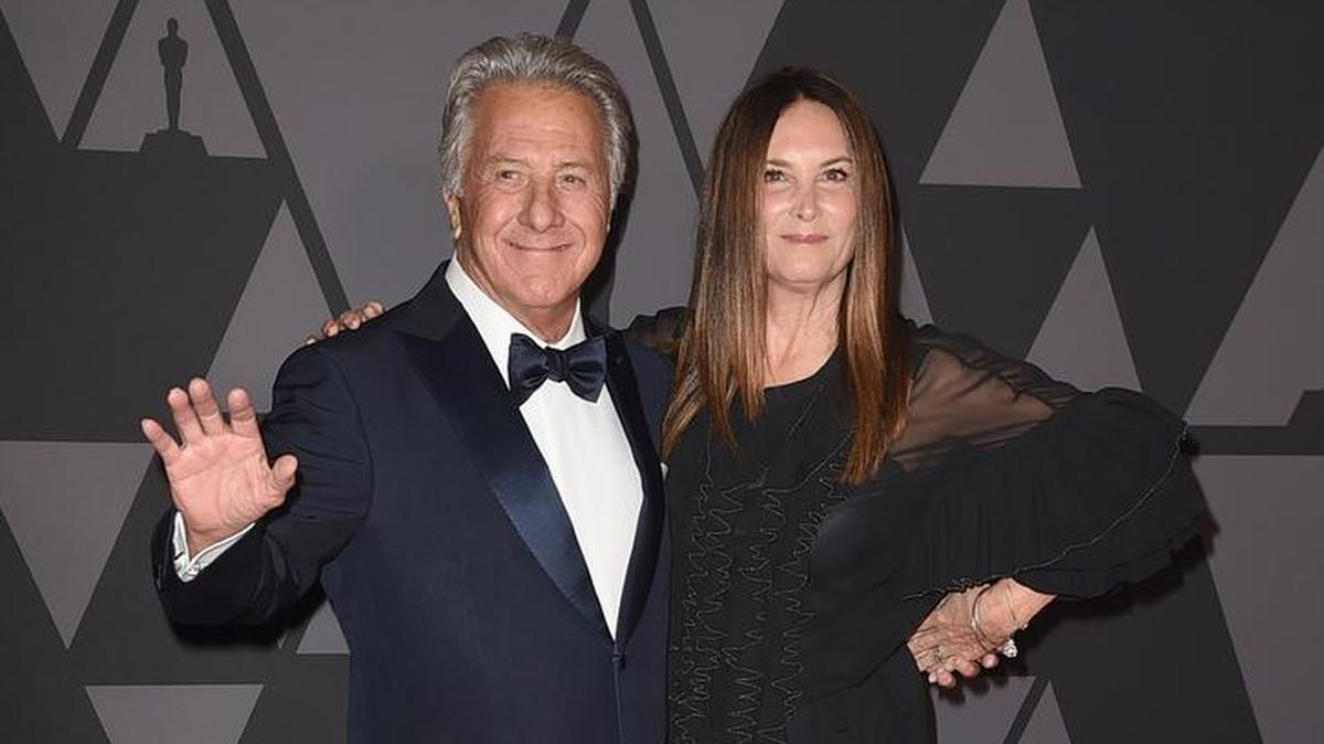 El actor Dustin Hoffman y su esposa Lisa asisten a los IX Premios Anuales de Gobernadores de la Academia de Artes y Ciencias Cinematográficas, en Hollywood, California.