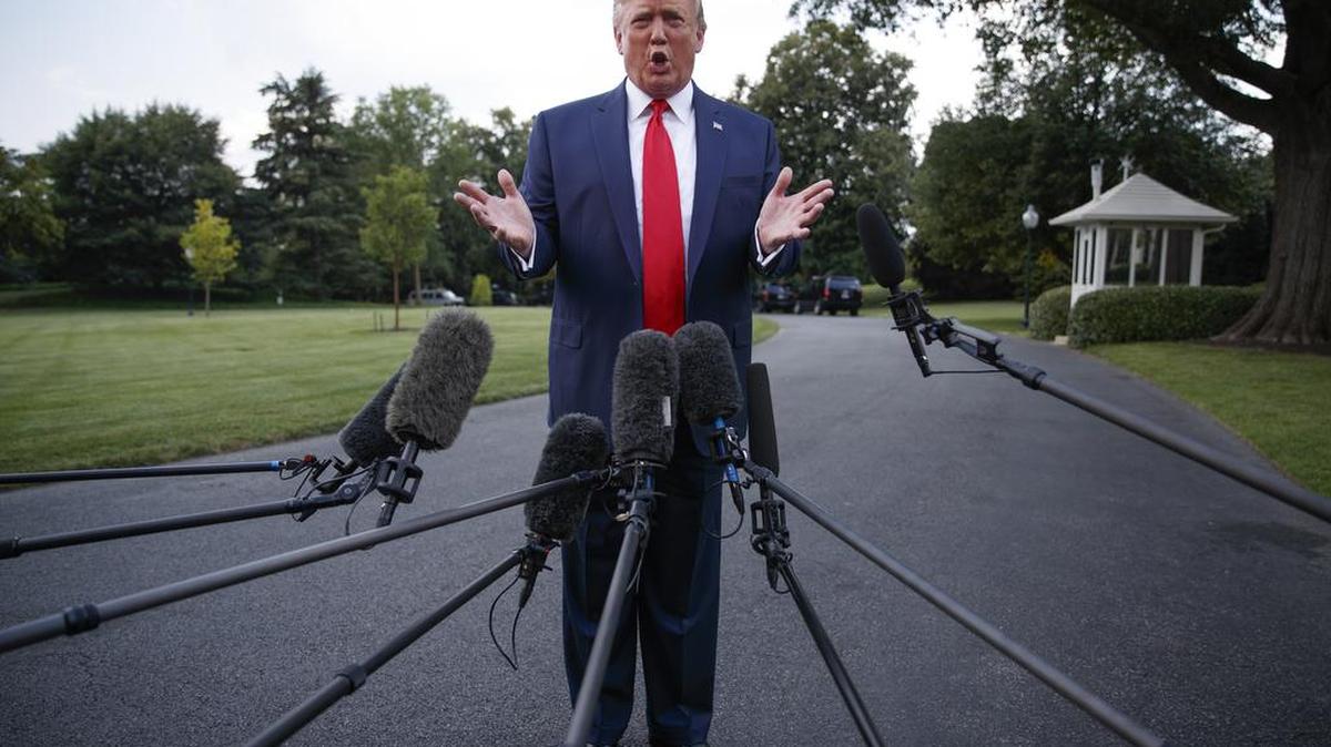 El presidente Donald Trump habla con reporteros antes de abordar el helicóptero Marine One, el jueves 1 de agosto de 2019, en la Casa Blanca.