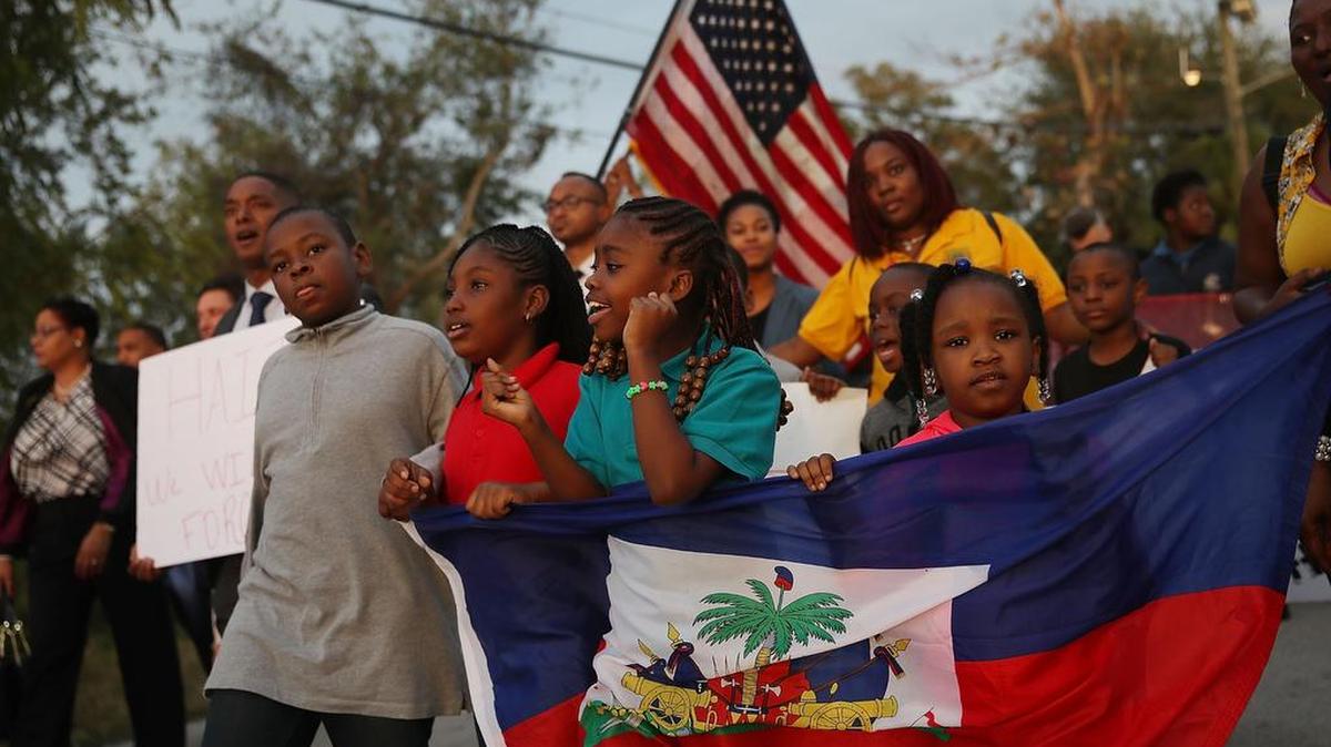 Una multitud protesta en Miami, el 12 de enero, contra los comentarios ofensivos del presidente Donald Trump sobre Haití y otros países.