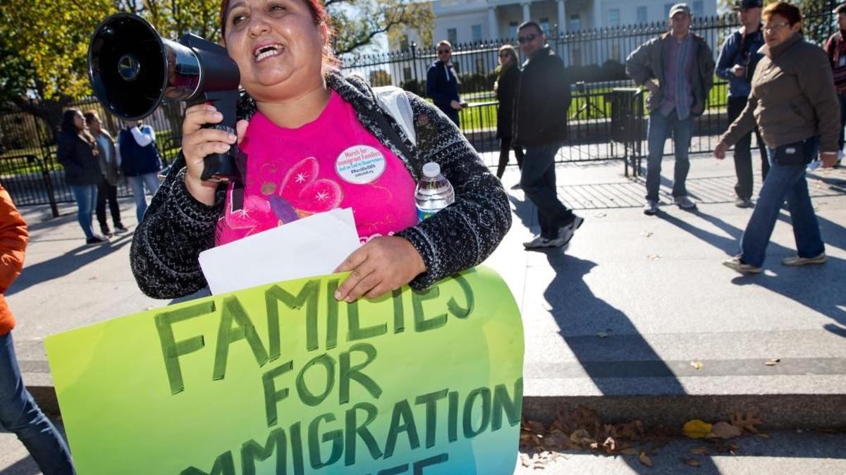 La boliviana Ingrid Vaca, que vive en Arlington, Virginia, participa en una manifestación por la reforma de inmigración cerca de la Casa Blanca, el 20 de noviembre.