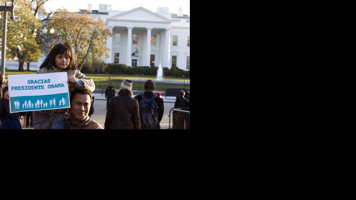
Israel Montalvo carga a su hija Brianna durante una concentración frente a la Casa Blanca a favor de la orden ejecutiva del presidente Obama sobre los inmigrantes indocumentados, el viernes pasado.
