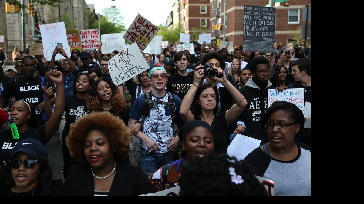 
Estudiantes universitarios y de escuela secundaria de Baltimore protestan el miércoles por la muerte del joven Freddie Gray. 
