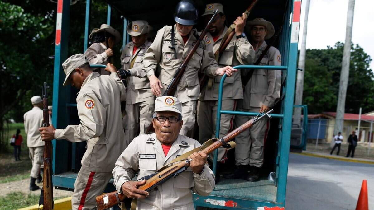 Miembros de la milicia participan en un ejercico militar ordenado por el gobernante Nicolás Maduro, el 25 de agosto de 2017, en Caracas, tras la advertencia del presidente de EEUU, Donald Trump,  de la posibilidad de llevar a cabo una acción militar para resolver la crisis en Venezuela.