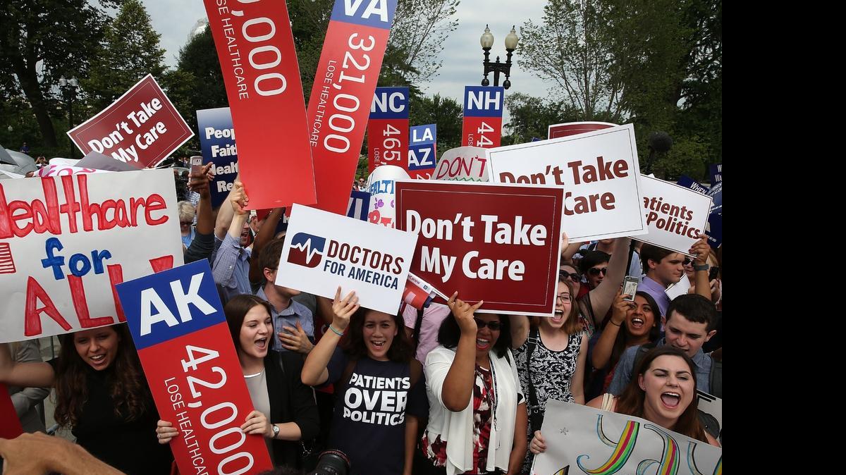 
La gente se reúne en las afueras de la Cortes Suprema de Justicia en Washington, DC. para celebrar la decisión de ésta de mantener los subsidios para los usuarios que necesitan ayuda para comprar pólizas de seguro médico. 


