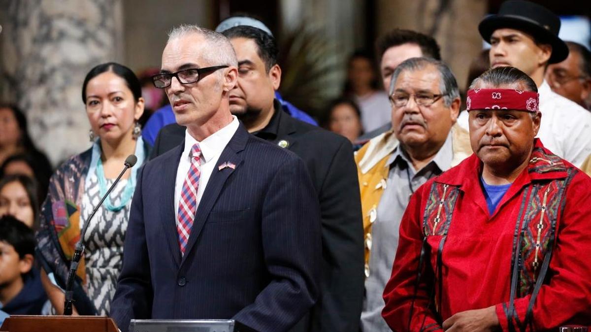 Mitch O’Farrell, concejal de Los Angeles, miembro de la tribu indígena Wyandotte, habla al Concejo Municipal sobre el reemplazo del Día de Colón por el Día de los Pueblos Indígenas. El Concejo aprobó el cambio el 30 de agosto.